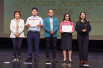 El vicerrector de Vida Universitaria, Mgtr. Alex Matus y Vicerrectora Administrativa, Ing. Esmeralda Hernández entrega de los  certificados de reconocimientos a los estudiantes.