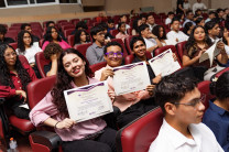 Los estudiantes recibieron con regocijo sus certificados que conlleva algunos beneficios.