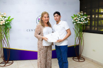  Ing. Itzel Saavedra de Juárez junto a estudiante participante.