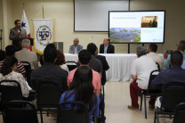 Durante el programa de la conferencia sobre el Mercado Eléctrico en Panamá, el Dr. Félix Henríquez, ofreció las palabras de bienvenida. Lo acompaña el Ing. Miguel Bolinaga Serfaty, presidente de AES Panamá y el Mgtr. Danilo Toro, Coordinado del OPPUS – UTP del CINEMI.