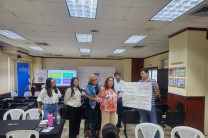La Dra. Viccelda Domínguez, en representación de la UTP, expone sobre la formación de profesionales en estrategias de mitigación climática.