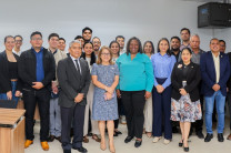Estudiantes de la maestría junto a autoridades y docentes de la UTP.