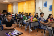 Participaron estudiantes de segundo año de la Licenciatura en Ingeniería Ambiental, cuarto año de Ingeniería Industrial, tercer año de Mercadeo y Negocios Internacionales, y primer año de Logística y Transporte Multimodal, quienes tuvieron la oportunidad de interactuar con los expositores y conocer de primera mano experiencias reales de investigación.