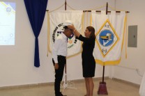 Mgtr. Delia García de Benítez impone el casco a un estudiante de la FII.