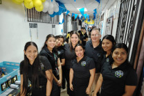 Mgtr. Miguel López. Coordinador de la Facultad de Ingeniería Industrial, junto con grupo de estudiantes