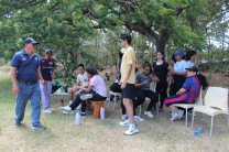 Mgtr. Miguel López, asesor, animando uno de los equipos. Mgtr. Miguel López, asesor, animando uno de los equipos.