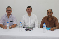 Mgtr. Miguel López, Dr. Francisco Arango y Mgtr. Carlos González, Estudiante Jeremy Sánchez