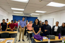 Mgtr. Ricardo Zebede, con el grupo de estudiantes al finalizar el taller.