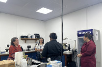 Dra. Denise Borrero, junto a funcionarias del Ministerio de Ambiente.