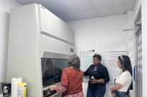 Las funcionarias conocieron de primera mano las capacidades del laboratorio y recibieron una orientación técnica sobre los equipos.