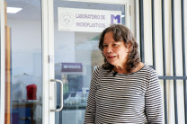 Dra. Denisse Delvalle Borrero, encargada del Laboratorio de Microplásticos.