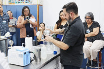 El Dr. Mauricio Díaz Jaramillo, con muestras examinadas en el Laboratorio de Microplásticos.