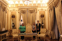 Equipo de la Dirección de Relaciones Internacionales de la UTP. Personal de la Dirección de Relaciones Internacionales posando junto a un asiento de época en el palacio.
