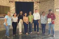 Miembros de la Cooperativa Coopenaljupen, R.L. junto a estudiantes