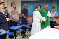 Durante la Eucaristía se ofrecieron bendiciones por los estudiantes y docentes del Centro Regional de Azuero. Durante la Eucaristía se ofrecieron bendiciones por los estudiantes y docentes del Centro Regional de Azuero.