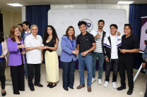 Entrega de obsequios a los estudiantes.