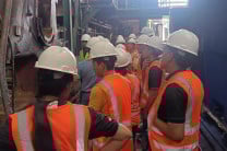 Estudiantes dentro del molino.