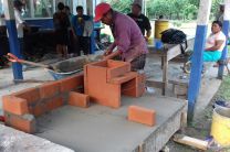 Moradores de la comunidad de Oriente aprenden construyendo.