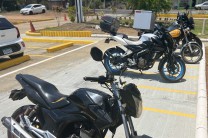 Estacionamientos para motocicletas de los estudiantes.