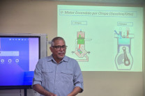 El Dr. Marcelo Coronado durante la explicación teórica sobre el funcionamiento de los motores de combustión interna. El Dr. Marcelo Coronado durante la explicación teórica sobre el funcionamiento de los motores de combustión interna.