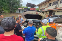 Demostración técnica del docente durante la fase práctica de mantenimiento preventivo. Demostración técnica del docente durante la fase práctica de mantenimiento preventivo.