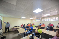 El expositor detallando componentes internos del motor y sus procesos de diagnóstico. El expositor detallando componentes internos del motor y sus procesos de diagnóstico.