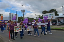 Docentes y personal administrativo participan de la Caminata. 