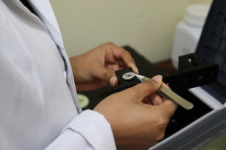 Muestra con nanotubos de óxido de estaño sobre una plantilla de óxido de aluminio anodizado.
