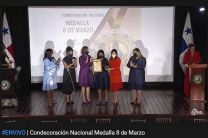 Primera Dama de la República señora Jazmín Colón de Cortizo, entrega medalla 8 de marzo a la Dra. Nathalia Tejedor del CIHH 