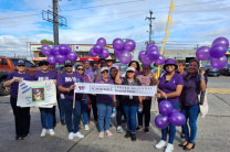 Administrativos y docentes participan de la Caminata del 25 de noviembre. 