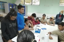 Estudiantes aprenden técnicas de análisis de suelos.