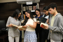 Estudiantes disfrutan de la nueva biblioteca