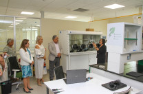La Dra. de Obaldía, explicó el funcionamiento de los equipos del laboratorio.