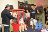 En la actividad hubo ventas de palomitas de maíz y sodas antes de entrar al teatro.