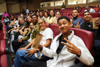 La asistencia al teatro esta compuesta por colaboradores, amigos y familiares.