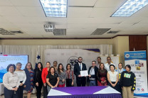Un certificado de participación como expositor recibió el Mgtr. Nicolás Remedi, de manos del Dr. Humberto Álvarez, en el marco de la presentación de la conferencia Innovación y Sostenibilidad en la Industria. Lo acompañan participantes al evento.
