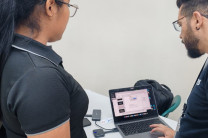 Asistentes al evento intercambiaron consultas técnicas y contactos profesionales con los expositores al finalizar las conferencias.