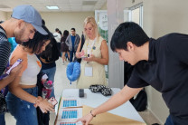 Estudiantes de la UTP participaron activamente en los talleres interactivos sobre inteligencia artificial y modernización de aplicaciones.