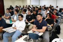 Estudiantes participan de la reunión.