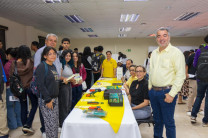 Personal docente junto a estudiantes de primer ingreso.