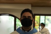 El Padre Justo Rivas sostiene la imagen del Beato Pier Giorgio Frassati.