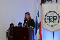 Decana de la Facultad de Ingeniería Industrial, Mgtr. Delia García de Benítez.