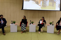 Panelistas de la conferencia. Panelistas de la conferencia.