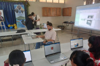 Participantes del cursos de informática en clases  