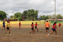 Equipos de estudiantes femeninos que participan en el Torneo de Fútbol. 