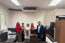 La pasante de la Universidad de Valladolid, España, Dra. Miriam Reyes Serrano recorrió los distintos laboratorios de investigación del CINEMI en compañía del Dr. Félix Henríquez.