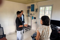 Durante su visita al laboratorio de pruebas de paneles fotovoltaicos del CINEMI la pasante, Dra. Miriam Reyes Serrano, recibió información general de parte del Dr. Félix Henríquez y el Ing. Carlos Reales