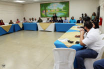 Mesa de presentación La actividad se realizó en la extensión de Tocumen en una reunión con diversos sectores relacionados al tema.