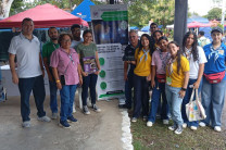 Personal de la UTP en el stand de la feria 