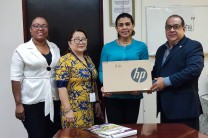Autoridades del centro Regional de Panamá Oeste reciben computadora portátil para el SIU.